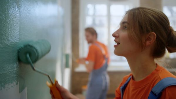 Paar streicht Wohnung
